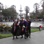 Posando con la pileta de la plaza de Arequipa